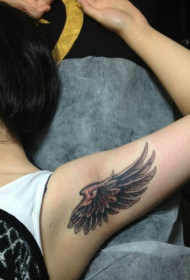 女生腋下手臂一款翅膀纹身图案