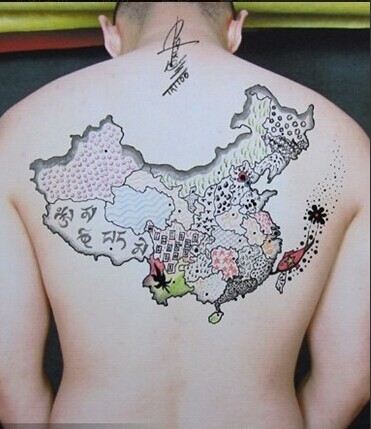 点击大图看下一张：后背个性中国地图彩绘纹身图案
