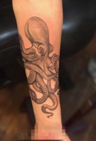 手臂黑白灰风格点刺黑色章鱼动物纹身图片