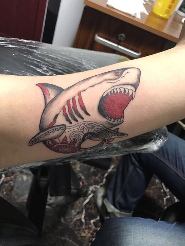 点击大图看下一张：手臂鲨鱼彩绘纹身图案
