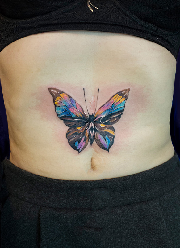 点击大图看下一张：腹部水彩蝴蝶舞动个性纹身图案