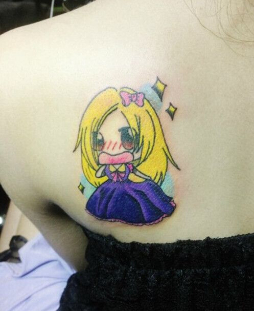 点击大图看下一张：背部彩色可爱的卡通小女孩纹身图案