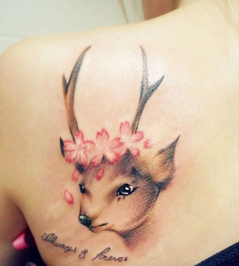 点击大图看下一张：肩部唯美的小鹿花朵字母彩色纹身图案