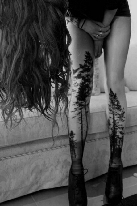 点击大图看下一张：长发女性腿部写实的树木纹身图案