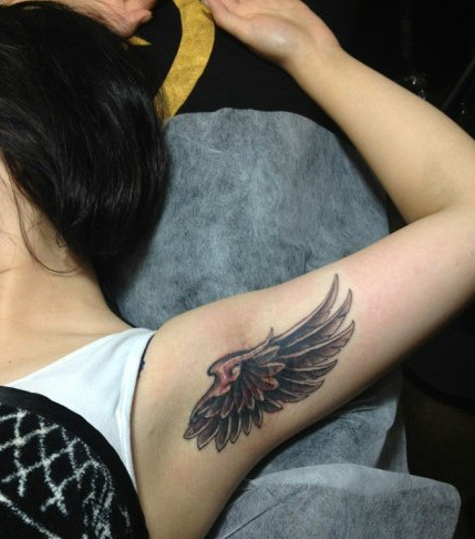 点击大图看下一张：女生腋下手臂一款翅膀纹身图案