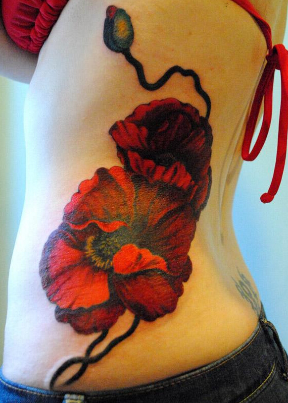 点击大图看下一张：女性腰部红色罂粟花纹身图案