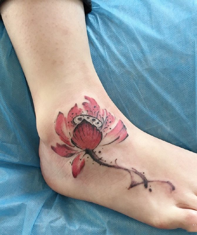 点击大图看下一张：脚背好看的莲花彩绘纹身图案