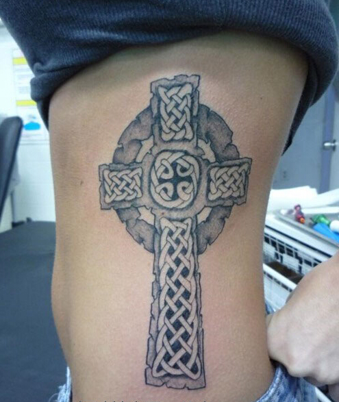 点击大图看下一张：女孩侧肋凯尔特十字架纹身图案