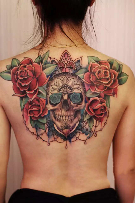 点击大图看下一张：女生后背玫瑰与骷髅彩绘纹身图案