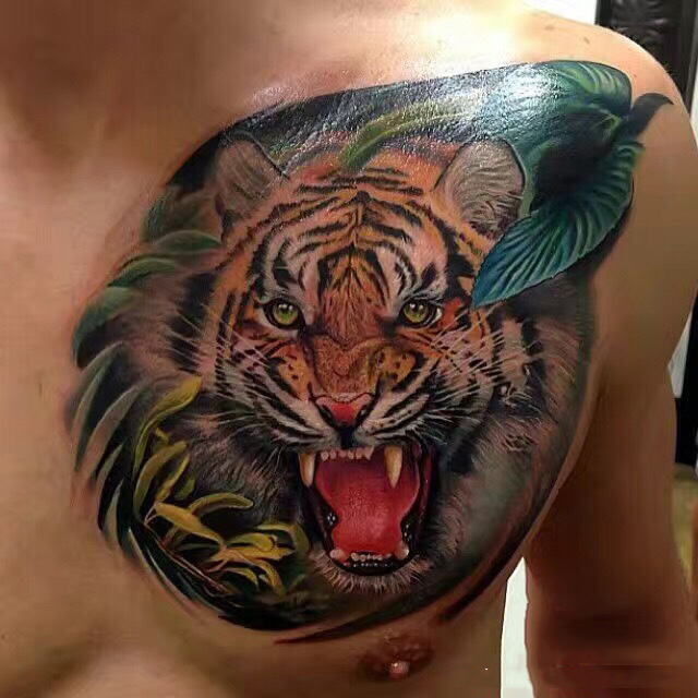 点击大图看下一张：胸部写实老虎植物彩绘纹身图案