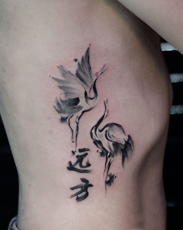 点击大图看下一张：腰部水墨风丹顶鹤汉字纹身图案