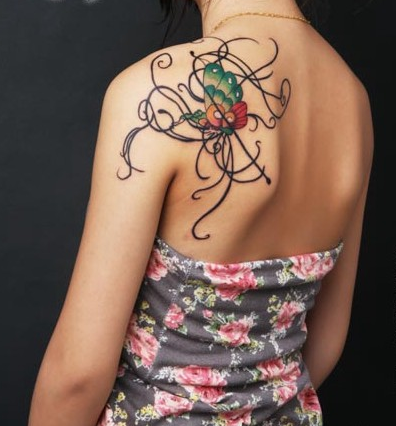 点击大图看下一张：肩背上漂亮的蝴蝶藤蔓纹身图案