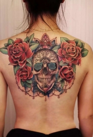 女生后背玫瑰与骷髅彩绘纹身图案