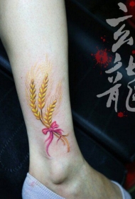 女生腿部唯美的麦穗彩绘纹身图案