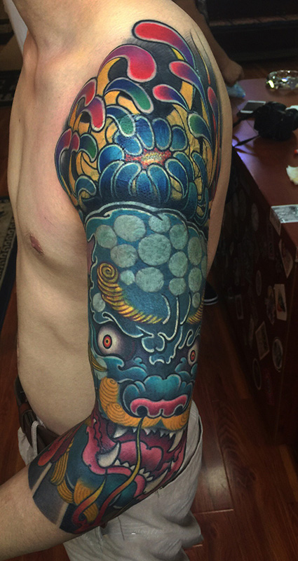 点击大图看下一张：传统唐狮彩菊花臂纹身图案