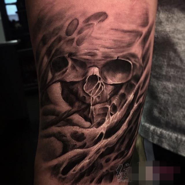 点击大图看下一张:超个性的纹身黑白灰风格纹身点刺技巧抽象线条纹身图案