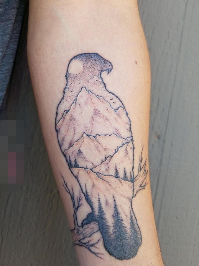 点击大图看下一张：黑色手臂简单线条纹身动物鸟纹身轮廓山峰和树纹身图片