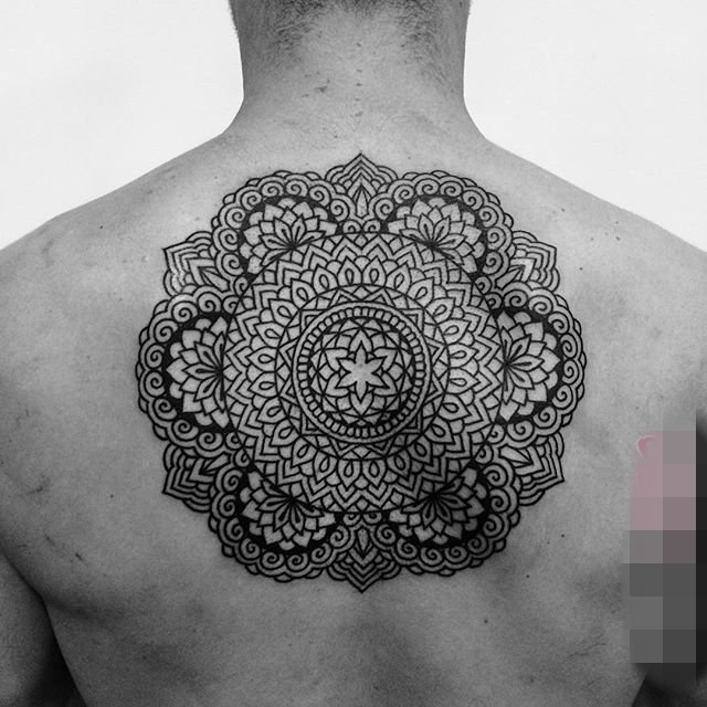 点击大图看下一张：男生黑白纹身点刺技巧几何元素纹身简约线条纹身图案