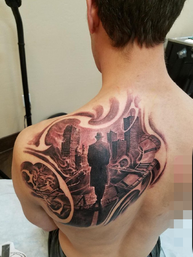 点击大图看下一张：男生肩部纹身黑白灰风格纹身点刺技巧建筑物纹身人物肖像纹身图片