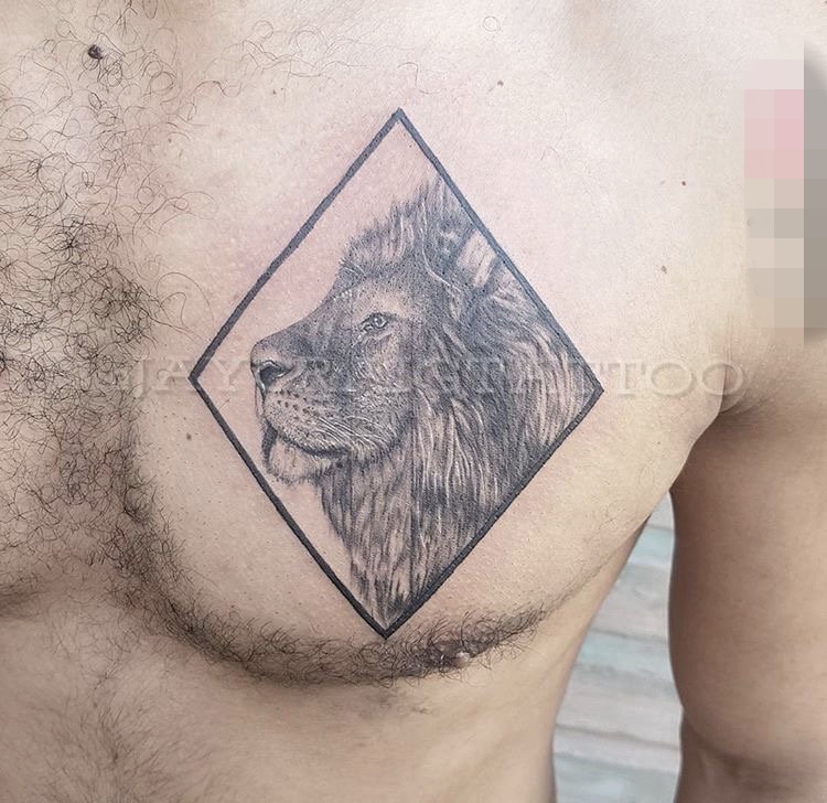 点击大图看下一张：男生胸部黑白灰风格点刺技巧几何元素狮子王纹身动物图片