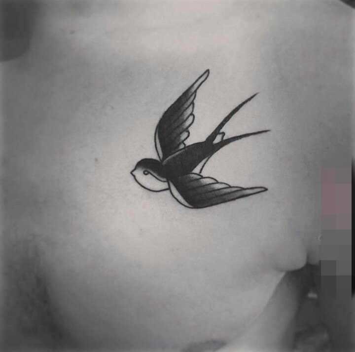 点击大图看下一张：男生胸部黑白灰风格点刺技巧简单线条燕子纹身动物图片
