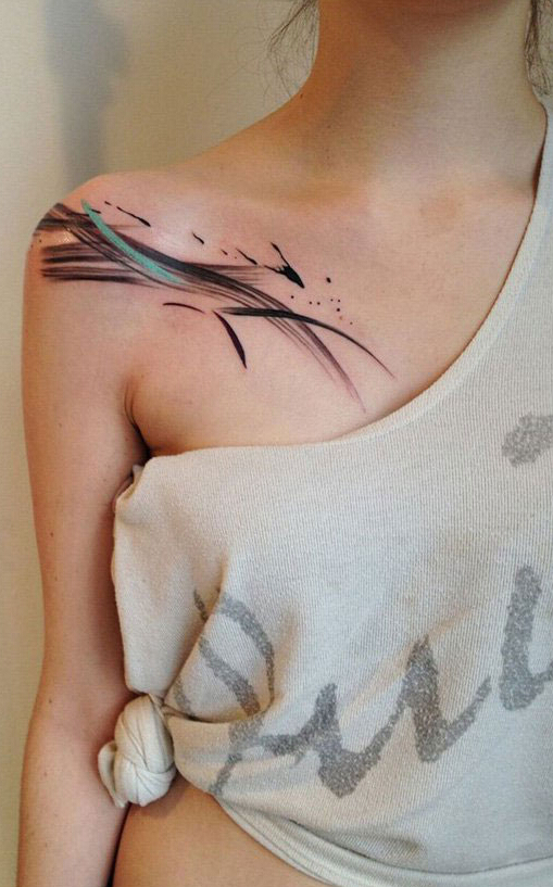 点击大图看下一张：女生肩部条纹水彩纹身图案