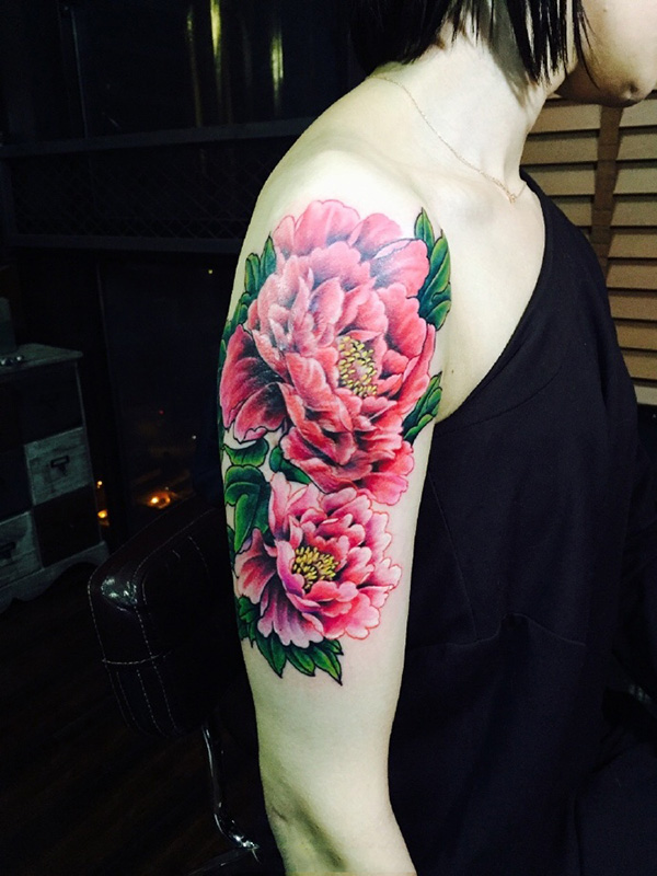 点击大图看下一张：手臂红色花中之王牡丹花彩绘纹身图案