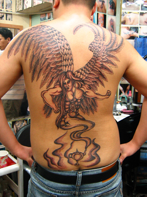 点击大图看下一张：满背阿拉丁神灯和天使纹身图案