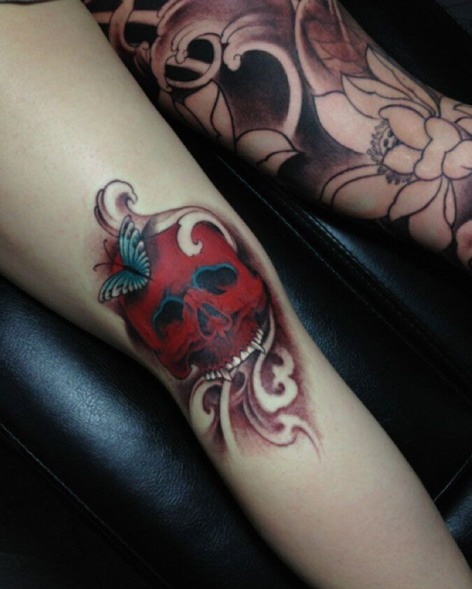 点击大图看下一张：创意红色骷髅蝴蝶腿部刺青图案