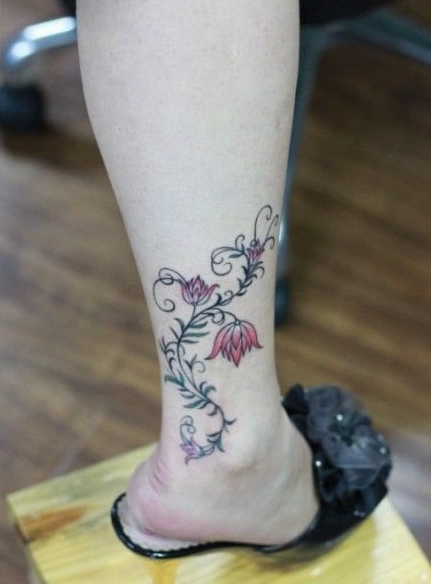 点击大图看下一张：莲花藤蔓脚踝纹身图案