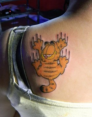 点击大图看下一张：背部胖嘟嘟可爱加菲猫卡通纹身图案
