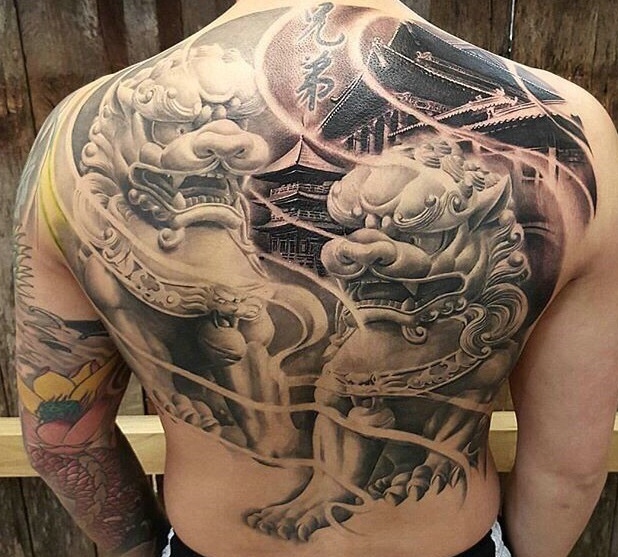 点击大图看下一张：霸气的男性满背唐狮子汉字纹身图案