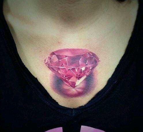 点击大图看下一张：胸部3D粉红色的大钻石纹身图案