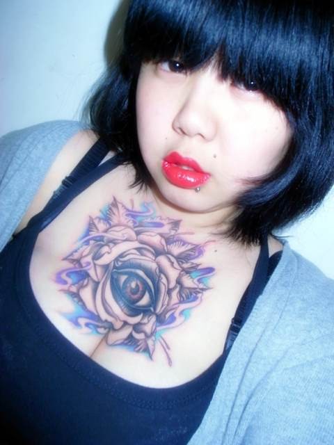 点击大图看下一张：美女胸部玫瑰花上的眼睛纹身图案