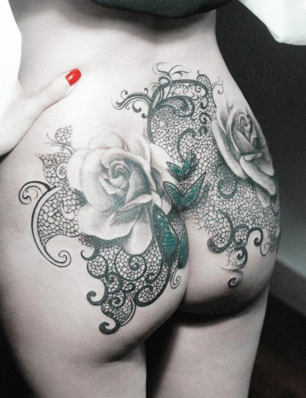 点击大图看下一张：臀部蝴蝶玫瑰花藤蔓写实纹身图案