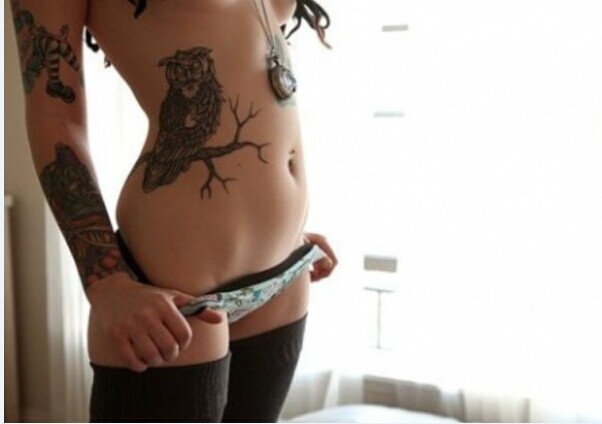点击大图看下一张：性感美女腰部个性的猫头鹰纹身图案