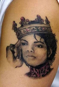 手臂带皇冠的迈克杰克逊肖像纹身图案
