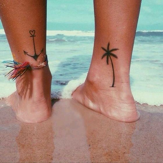 点击大图看下一张：脚踝简单的船锚和椰树纹身图案