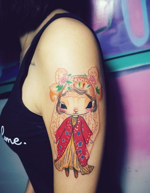 点击大图看下一张：美女手臂上可爱的洋娃娃卡通纹身图案
