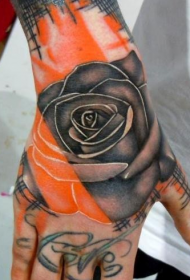 手背上的漂亮玫瑰花纹身图案