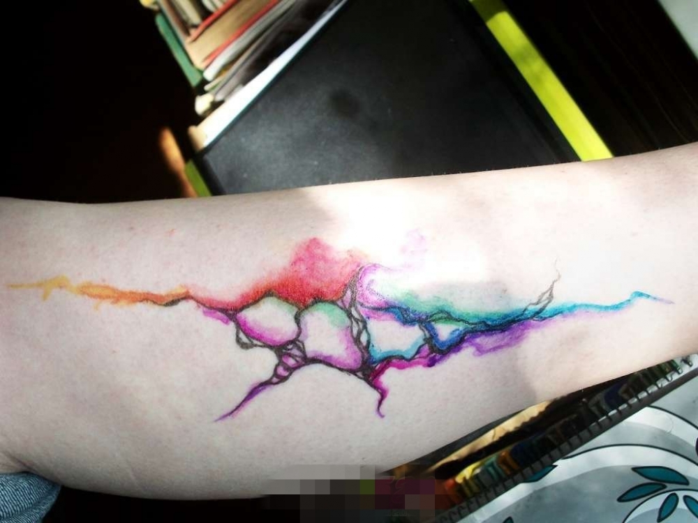 点击大图看下一张：15款文艺女生喜爱的彩绘纹身简单个性线条纹身图案大全