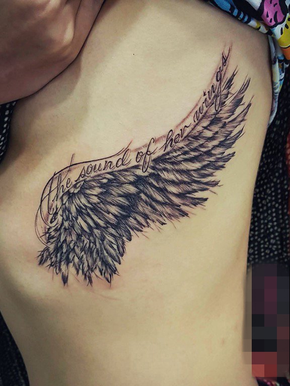 点击大图看下一张：女生侧腰黑白灰风格有意义的英文句子天使翅膀纹身图案