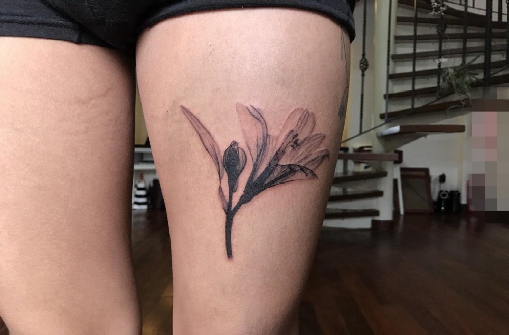 点击大图看下一张：女生大腿上纹身黑白灰风格纹身点刺技巧植物纹身素材花朵纹身图片
