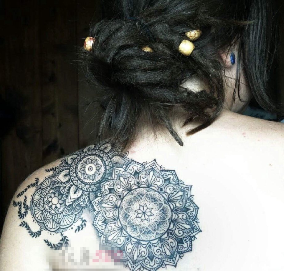 点击大图看下一张：女生后背简约线条纹身花朵纹身图片