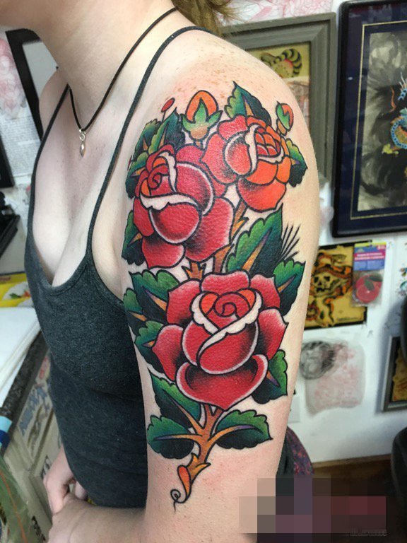 点击大图看下一张：女生手臂上彩绘欧美玫瑰纹身图片