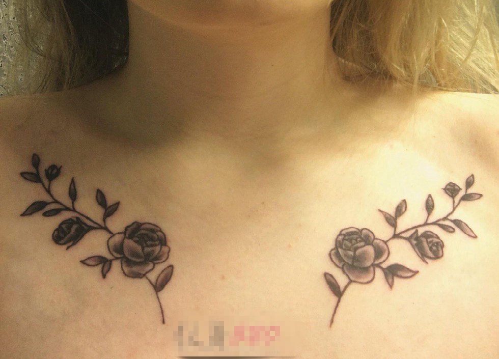 点击大图看下一张：女生双肩对称黑白灰点刺植物花朵纹身图片