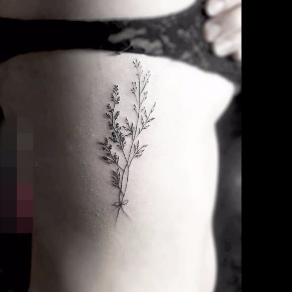 点击大图看下一张：一组女生黑白纹身点刺技巧简约线条纹身植物纹身素材花朵纹身图案