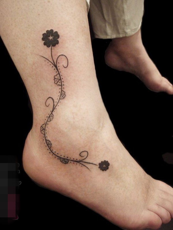 点击大图看下一张：一组女生脚踝上文艺简洁纹身图案