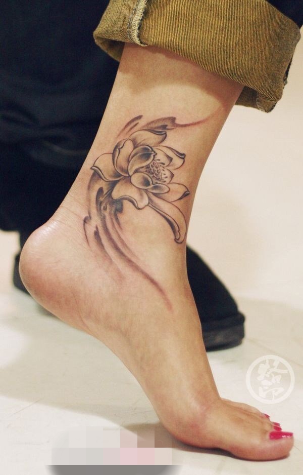 点击大图看下一张：一组女生脚踝上文艺简洁纹身图案