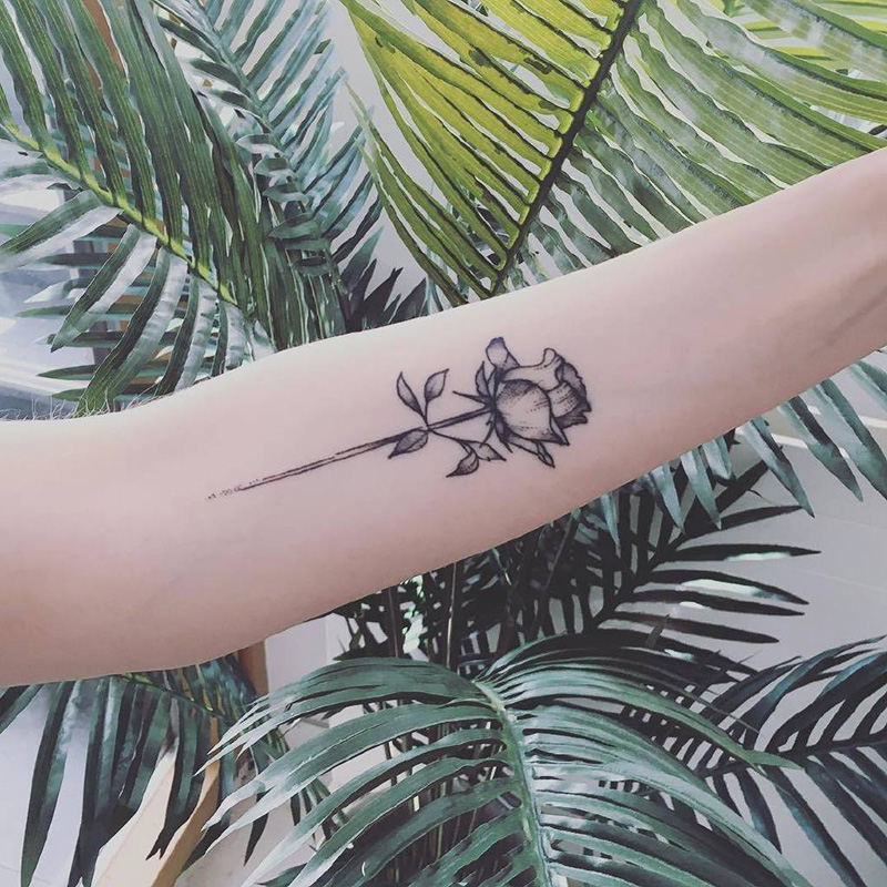 点击大图看下一张：手臂玫瑰花创意纹身图案